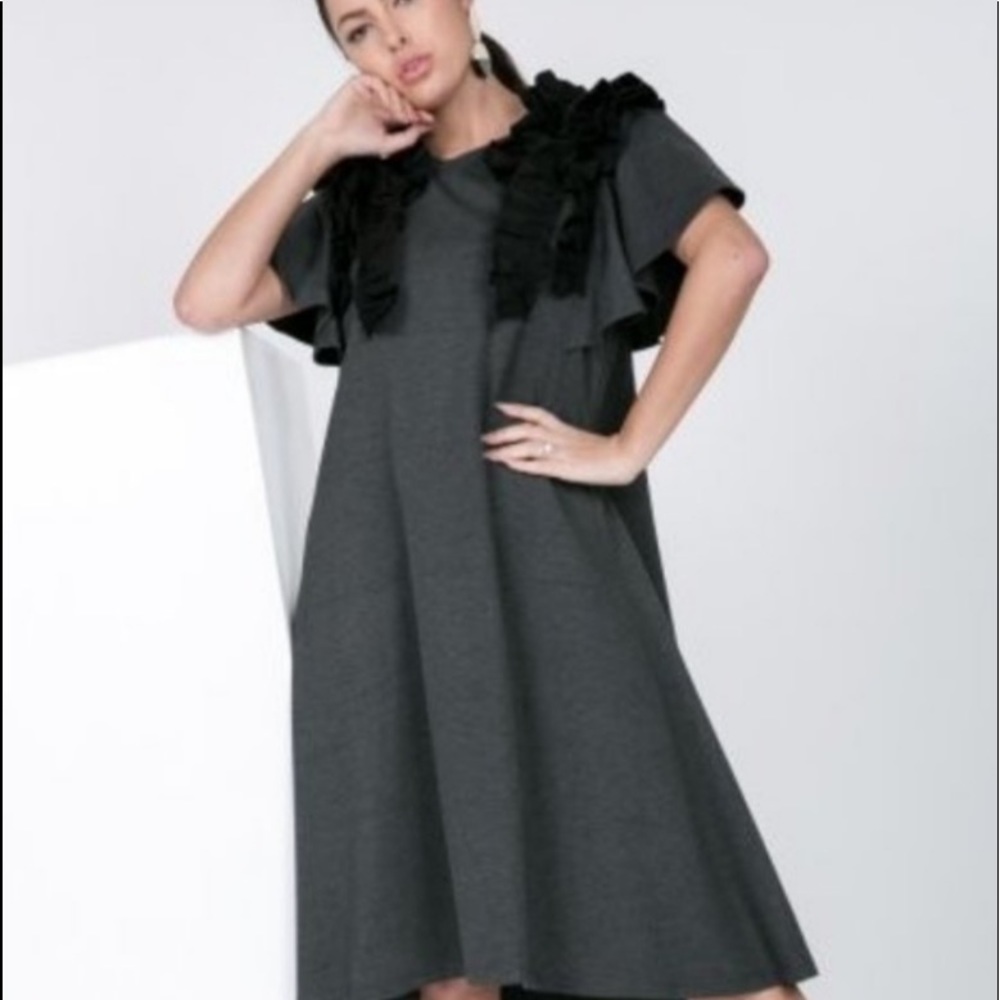 A line dress with decorated shoulder